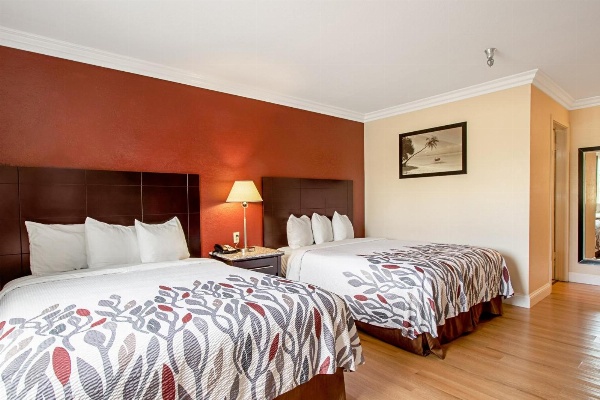 Red Roof Inn & Suites Monterey image 1