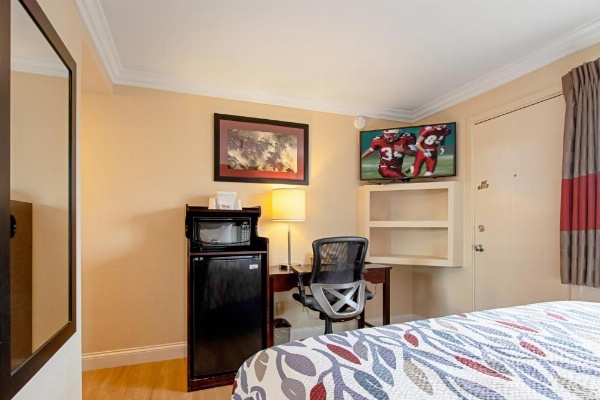 Red Roof Inn & Suites Monterey image 22