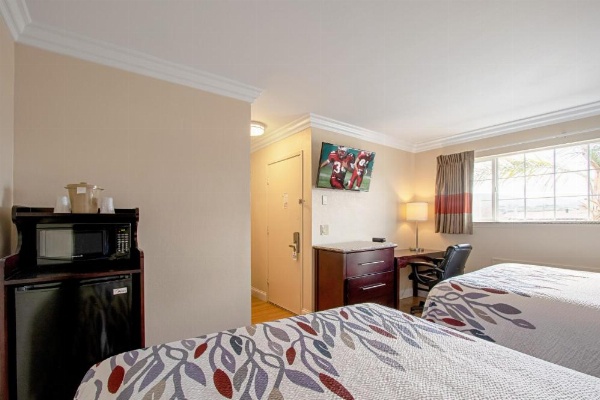 Red Roof Inn & Suites Monterey image 38