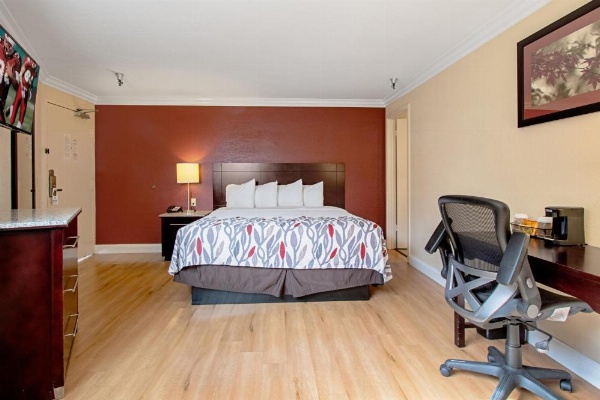 Red Roof Inn & Suites Monterey image 41